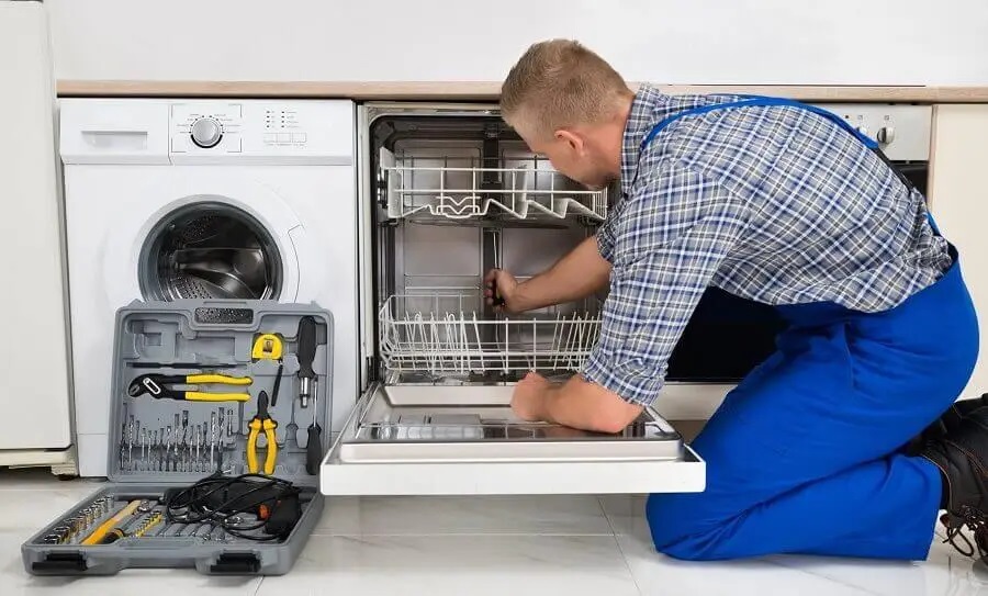 Etimesgut Axen servisi teknisyen ekibi beyaz eşya tamiri yaparken